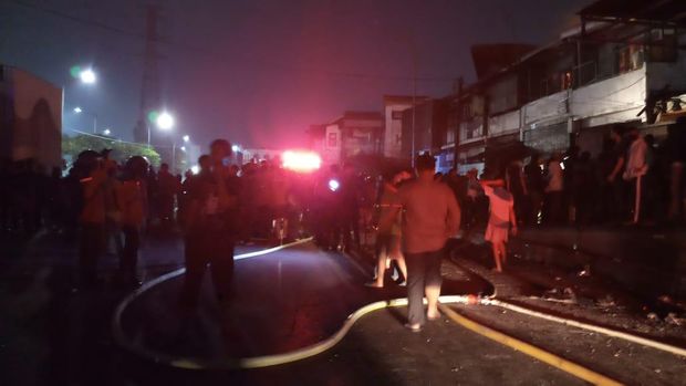 Massa masih terlihat di kawasan Senen, Jakarta Pusat, Kamis (8/10/2020).