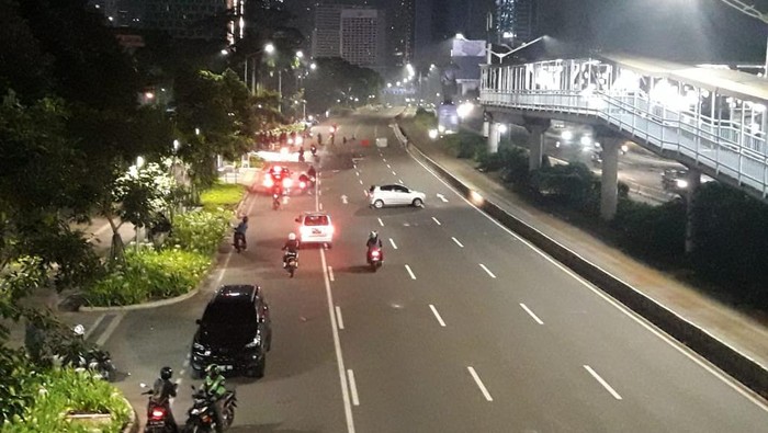 Massa terlihat muncul di Jalan Jenderal Sudirman arah Bundaran HI, Jakarta Pusat, Kamis (8/10/2020).