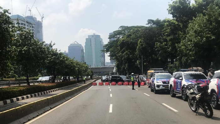 Lalin diarahkan ke Jalan Gerbang Pemuda, Kamis (8/10/2020).