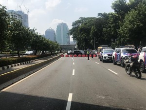 Imbas Demo Tolak UU Ciptaker, Jalan Gatot Subroto Arah DPR Ditutup