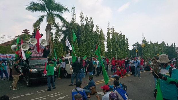 Massa buruh demo di depan DPRD Cilegon tolak UU Ciptaker, Kamis (8/10/2020).