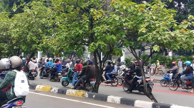 Massa buruh di Jalan Pemuda, Jakarta, dibubarkan polisi, Kamis (8/10/2020).