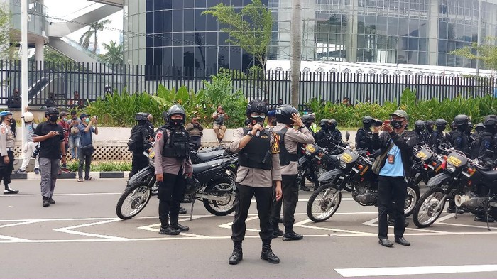 Kapolsek Tanah Abang AKBP Raden Muhammad Jauhari membubarkan buruh di Jalan Gerbang Pemuda, Jakarta, Kamis (8/10/2020).