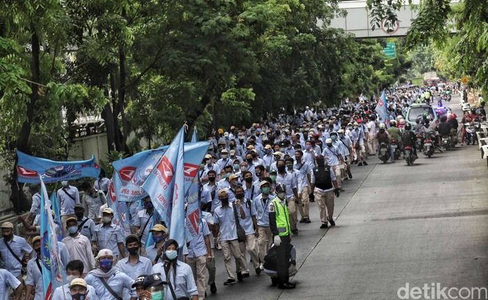 Ribuan buruh Astra Daihatsu melakukan aksi unjuk rasa di kawasan Pabrik Astra, Sunter Jakarta Utara, Kamis (8/10). Dalam aksi itu mereka menolak UU Cipta Kerja atau Omnibus Law