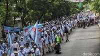 Buruh melakukan aksi longmarch menuju kawasan Pabrik Astra, Sunter Jakarta Utara.