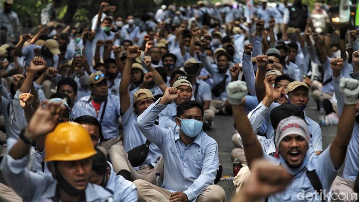 Ribuan buruh Astra Daihatsu melakukan aksi unjuk rasa di kawasan Pabrik Astra, Sunter Jakarta Utara, Kamis (8/10). Dalam aksi itu mereka menolak UU Cipta Kerja atau Omnibus Law