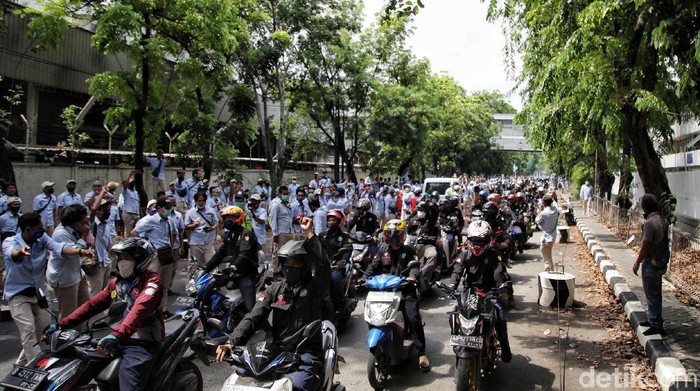 Ribuan buruh Astra Daihatsu melakukan aksi unjuk rasa di kawasan Pabrik Astra, Sunter Jakarta Utara, Kamis (8/10). Dalam aksi itu mereka menolak UU Cipta Kerja atau Omnibus Law