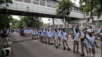 Buruh Astra Daihatsu berorasi sambil mengepalkan tangan bersama.