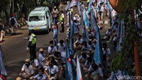 Para buruh tampak menguasai satu lajur jalan dalam aksi tersebut.