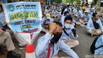 Penampakan Buruh Astra Daihatsu Demo Tolak Omnibus Law