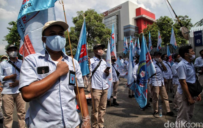 Ribuan buruh Astra Daihatsu melakukan aksi unjuk rasa di kawasan Pabrik Astra, Sunter Jakarta Utara, Kamis (8/10). Dalam aksi itu mereka menolak UU Cipta Kerja atau Omnibus Law