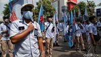 Buruh Astra Daihatsu melakukan unjuk rasa di kawasan Pabrik Astra, Sunter Jakarta Utara.