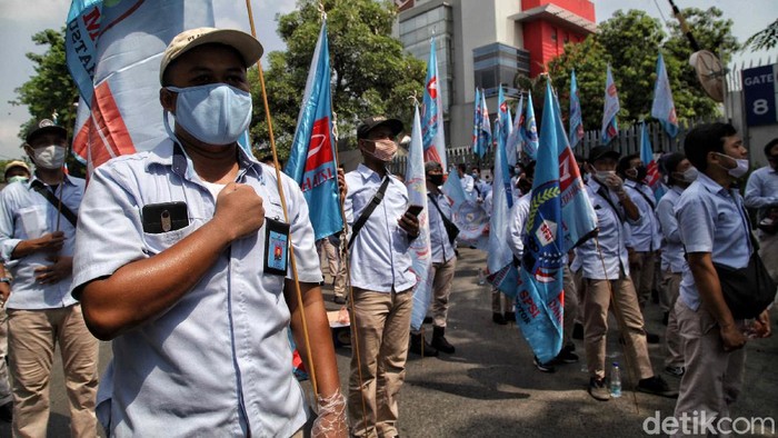 Demo Buruh Astra Daihatsu Ribuan buruh Astra Daihatsu melakukan aksi unjuk rasa di kawasan Pabrik Astra, Sunter Jakarta Utara, Kamis (8/10). Dalam aksi itu mereka menolak UU Cipta Kerja atau Omnibus Law