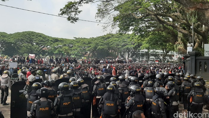 demo buruh tolak omnibus law