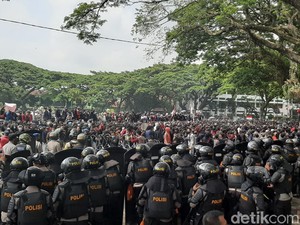 Sempat Hujan Batu, Aksi Tolak Omnibus Law di Malang Kembali Bergulir