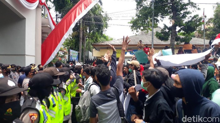 demo buruh tolak omnibus law