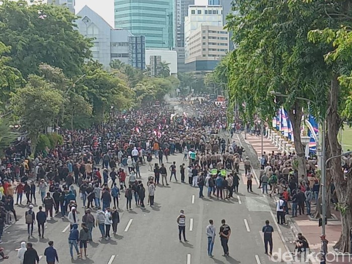 Bojonegoro- Aksi penolakan pengesahan UU Omnibuslaw juga terjadi di Bojonegoro. Ratusan aktivis, buruh dan pelajar yang tergabung dalam Aliansi Bojonegoro berunjuk rasa meminta DPR mencabut pengesahan undang-undang yang tak membela rakyat kecil ini. Massa membawa batu nisan yang ditaburi bunga setaman tanda duka cita atas disahkannya UU Omnibuslaw.

Sekitar 600an orang yang terlibat dalam aksi yang digelar di depan Gedung Wakil Rakyat yang berada dijalan Trunojoyo Bojonegoro, Kamis (8/10/2020). Dalam aksi turun jalan ini, massa juga membawa batu nisan yang ditaburi bunga setaman tanda duka cita atas disahkannya UU Omnibus law.

Mereka juga membentangkan berbagai poster berisikan penolakan. Diantaranya, Perwakilan Rakyat ini mewakili Siapa?, Cabut OmnibusLaw DPR Sampah Masyarakat, Omnibuslaw bikin sakit kepala, Terima Servise Nurani dan Ndang Dicabut, Nek metu Nang Jero Bahaya.

Aksi demo sempat ricuh. Aksi lempar botol air mineral oleh salah satu orang peserta aksi. Beruntung petugas yang sigap berhasil mendinginkan suasana sehingga unjuk rasa kembali berjalan kondusif dan damai.


