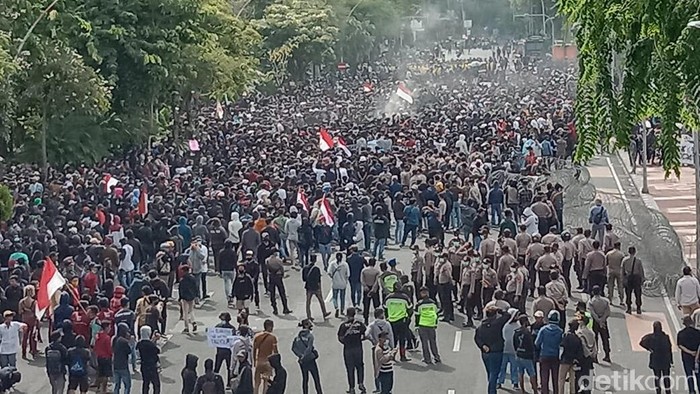 demo buruh tolak omnibus law Bojonegoro- Aksi penolakan pengesahan UU Omnibuslaw juga terjadi di Bojonegoro. Ratusan aktivis, buruh dan pelajar yang tergabung dalam Aliansi Bojonegoro berunjuk rasa meminta DPR mencabut pengesahan undang-undang yang tak membela rakyat kecil ini. Massa membawa batu nisan yang ditaburi bunga setaman tanda duka cita atas disahkannya UU Omnibuslaw.
Sekitar 600an orang yang terlibat dalam aksi yang digelar di depan Gedung Wakil Rakyat yang berada dijalan Trunojoyo Bojonegoro, Kamis (8/10/2020). Dalam aksi turun jalan ini, massa juga membawa batu nisan yang ditaburi bunga setaman tanda duka cita atas disahkannya UU Omnibus law.
Mereka juga membentangkan berbagai poster berisikan penolakan. Diantaranya, Perwakilan Rakyat ini mewakili Siapa?, Cabut OmnibusLaw DPR Sampah Masyarakat, Omnibuslaw bikin sakit kepala, Terima Servise Nurani dan Ndang Dicabut, Nek metu Nang Jero Bahaya.
Aksi demo sempat ricuh. Aksi lempar botol air mineral oleh salah satu orang peserta aksi. Beruntung petugas yang sigap berhasil mendinginkan suasana sehingga unjuk rasa kembali berjalan kondusif dan damai.