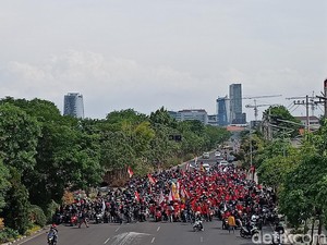 Ribuan Buruh Mulai Bergerak Usai Blokade Jalan Ahmad Yani Surabaya