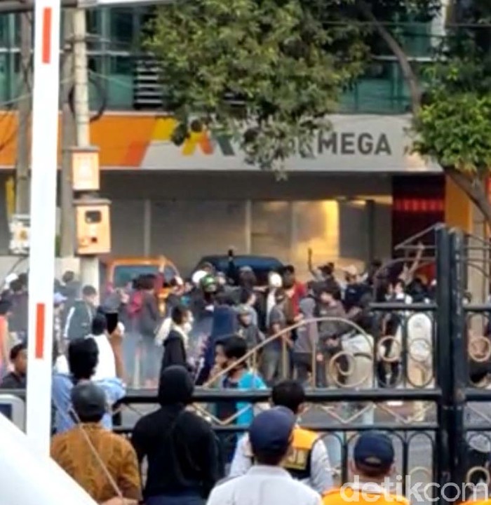 demo buruh tolak omnibus law anarkis