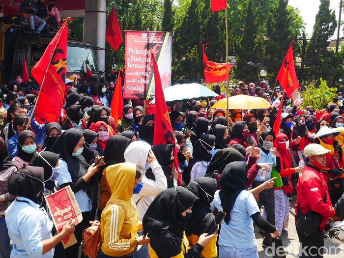 Demo buruh tolak Omnibus Law di Cimahi.