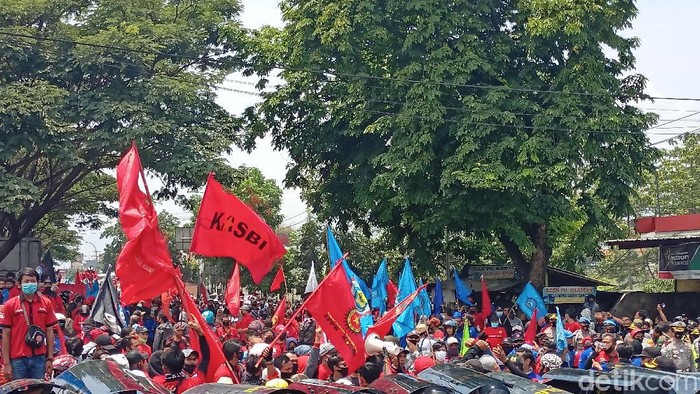Demo buruh tolak Omnibus Law di Kabupaten Bandung.