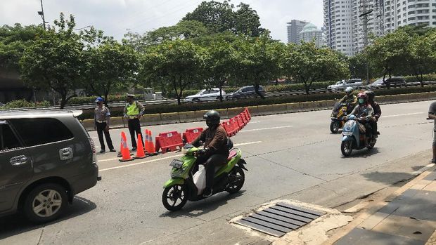 Lalin diarahkan ke Jalan Gerbang Pemuda, Kamis (8/10/2020).