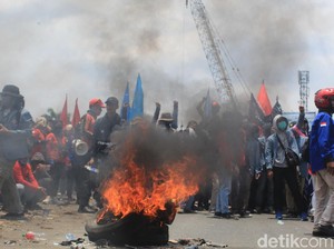 Ribuan Buruh Kembali Blokade Jalan Cileunyi-Rancaekek Sambil Bakar Ban