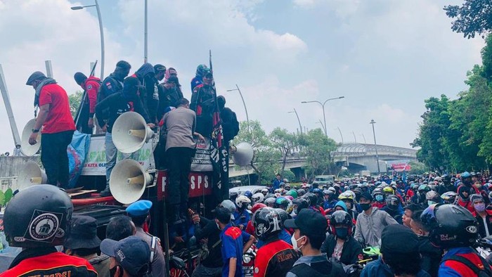  Mobil  Rombongan Kapolres Dandim Bekasi Dilempari Massa di  