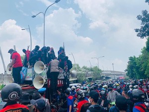 Mobil Rombongan Kapolres-Dandim Bekasi Dilempari Massa di Depan Unisma!