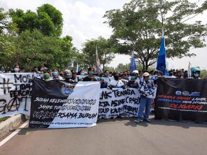 Tolak Omnibus Law, Massa Ormas Pemuda Demo di Kantor Pemkab Bekasi