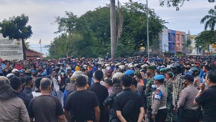 Demo menolak Omnibus Law di Pekanbaru, Riau.
