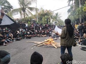 Massa Aksi Tolak Omnibus Law di Bali Bakar Kayu di Tengah Jalan