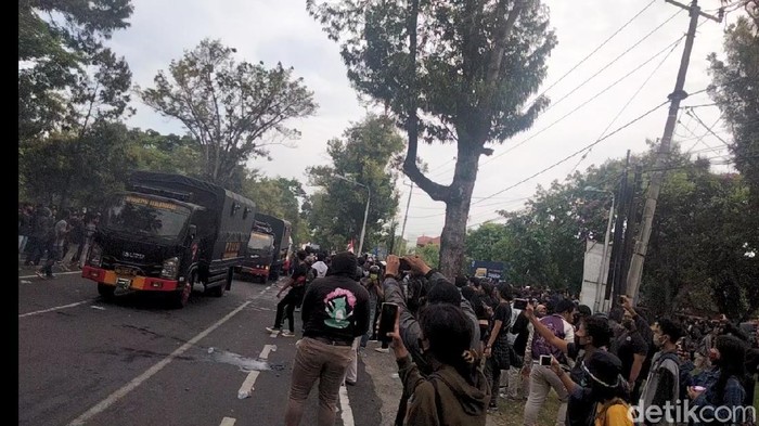 Demo omnibus law di Denpasar, Bali.