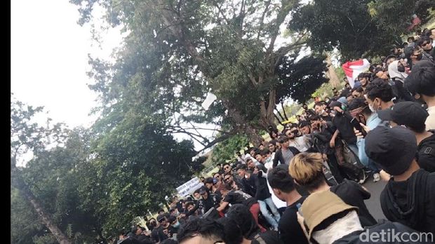 Demo omnibus law di Denpasar, Bali.
