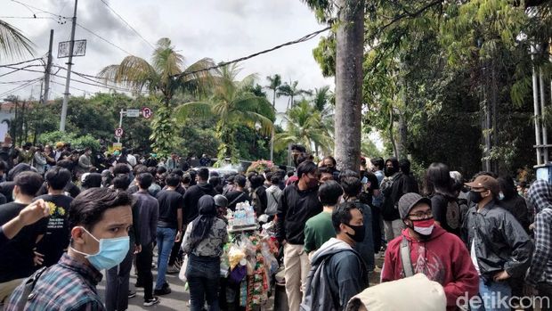 Demo omnibus law di Denpasar, Bali.