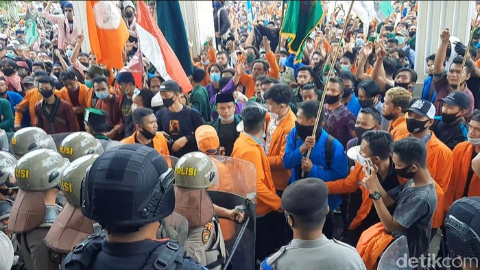 Demo Omnibus Law di DPRD Provinsi Jambi.