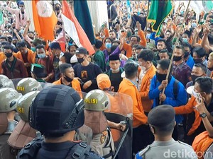 Demo Omnibus Law di DPRD Jambi Juga Ricuh, Massa Lempar Batu
