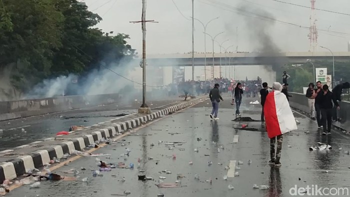 Demo Omnibus Law di Makassar.