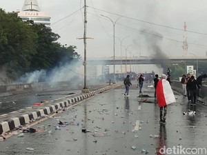 Demo di DPRD Sulsel, Mahasiswa Lempar Batu Dibalas Polisi Gas Air Mata