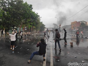 Ricuh Demo Tolak Omnibus Law di Makassar, 73 Orang Diamankan Polisi