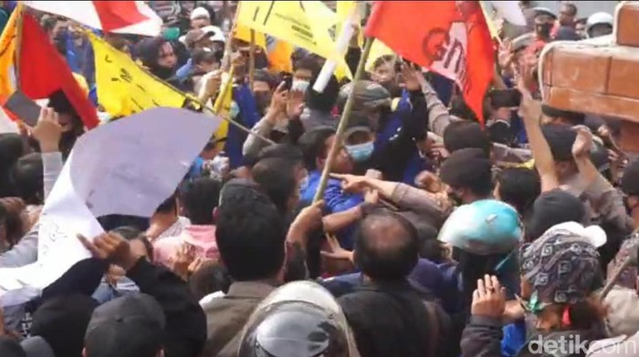 demo omnibus law di mojokerto