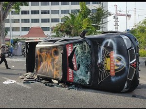 Mobil-mobil Polisi dan Aparat yang Dirusak-Dibakar Masa Demo