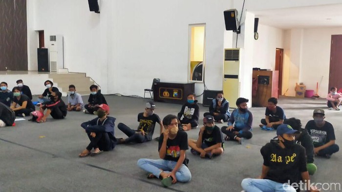 demo omnibus law di surabaya