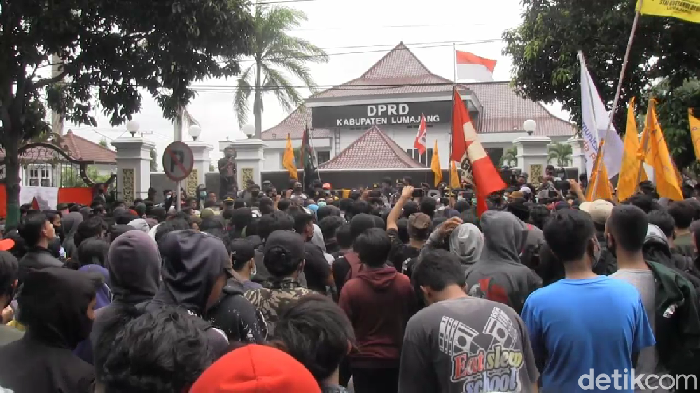 demo omnibus law di surabaya