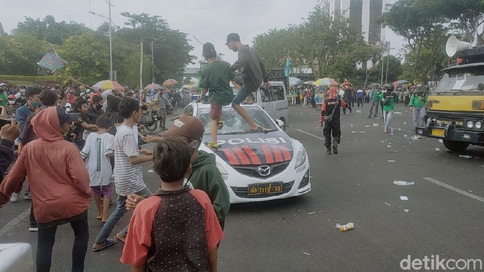 demo omnibus law di surabaya