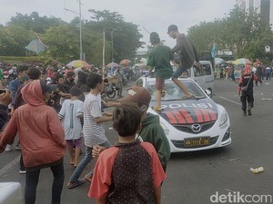 Di Tengah Demo Omnibus Law di Surabaya, Sekelompok Remaja Rusak Mobil Polisi