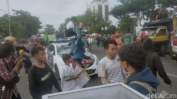 demo omnibus law di surabaya