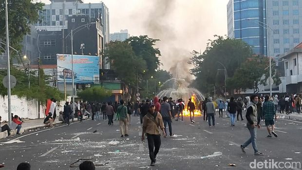 demo omnibus law di surabaya