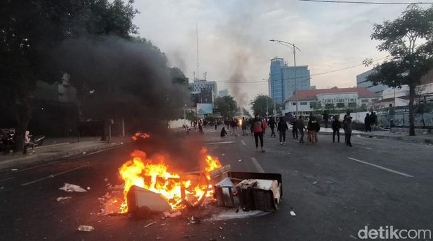 demo omnibus law di surabaya